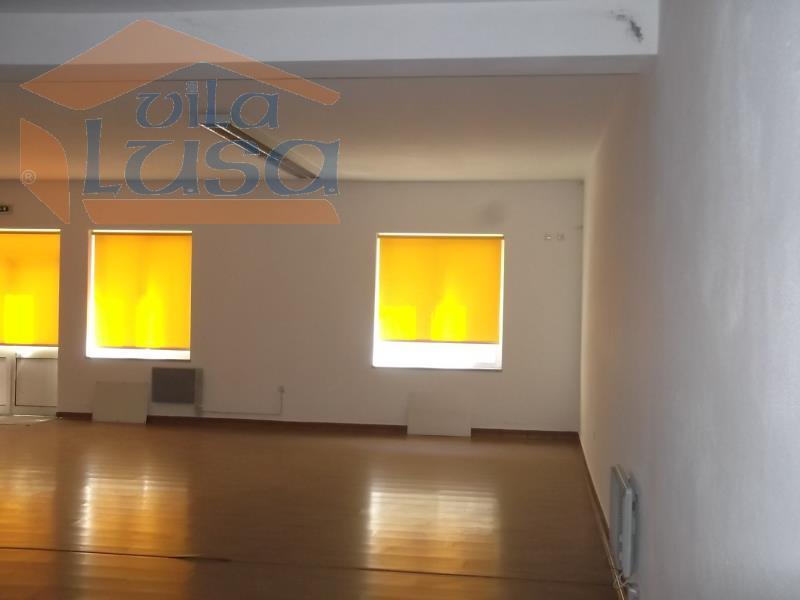 Loja em rés-do-chão com 170m2 no centro de Abraveses.Para visitar ou mais informações ligue o 939986987/232471632.