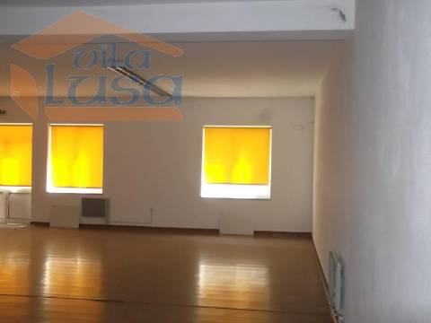 Loja em rés-do-chão com 170m2 no centro de Abraveses.Para visitar ou mais informações ligue o 939986987/232471632.