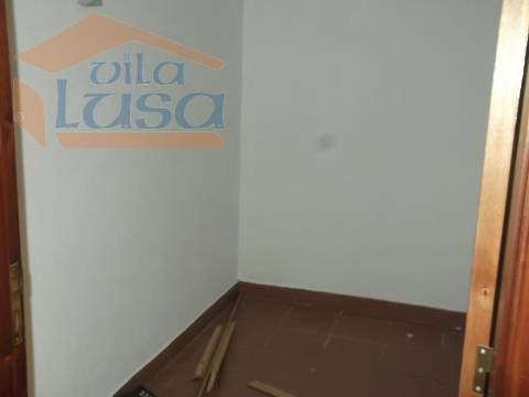 Loja em rés-do-chão com 170m2 no centro de Abraveses.Para visitar ou mais informações ligue o 939986987/232471632.