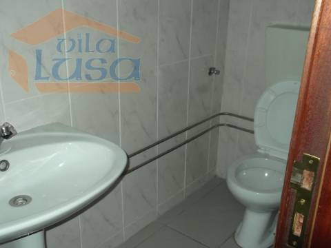 Loja em rés-do-chão com 170m2 no centro de Abraveses.Para visitar ou mais informações ligue o 939986987/232471632.