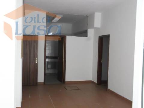 Loja em rés-do-chão com 170m2 no centro de Abraveses.Para visitar ou mais informações ligue o 939986987/232471632.