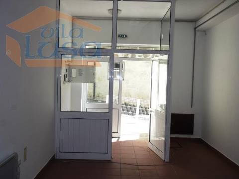 Loja em rés-do-chão com 170m2 no centro de Abraveses.Para visitar ou mais informações ligue o 939986987/232471632.
