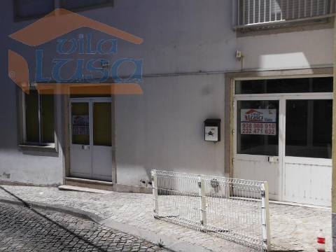 Loja em rés-do-chão com 170m2 no centro de Abraveses.Para visitar ou mais informações ligue o 939986987/232471632.