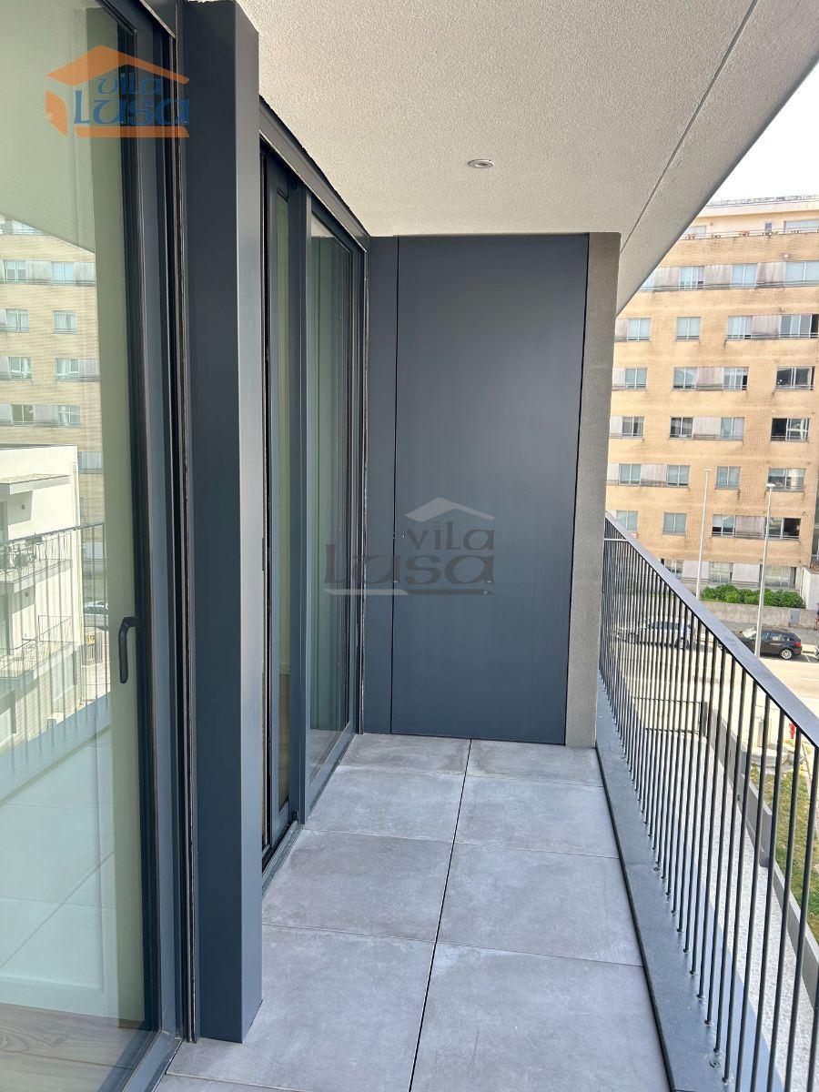 T1 (novo) com varanda e Lugar de Garagem 