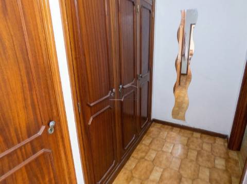 T2 com varanda, garagem box e excelente localização em Mafamude  Vila Nova de Gaia