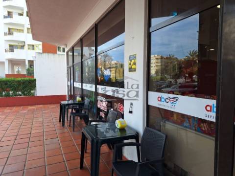 Loja Destinada a Comercio e Serviços no coração da Praia da Rocha