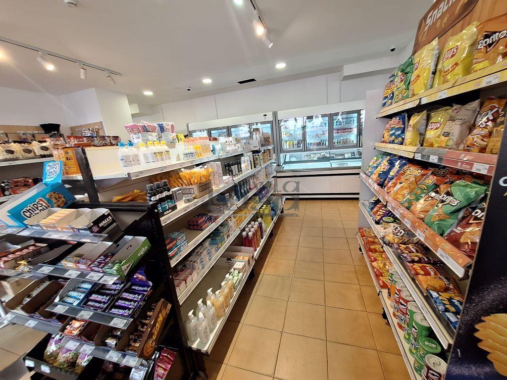 Loja Destinada a Comercio e Serviços no coração da Praia da Rocha