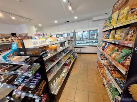 Loja Destinada a Comercio e Serviços no coração da Praia da Rocha