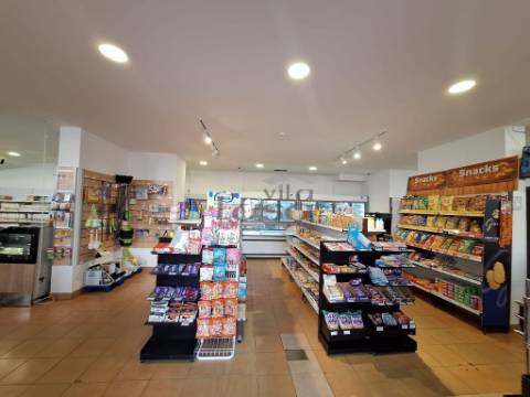 Loja Destinada a Comercio e Serviços no coração da Praia da Rocha