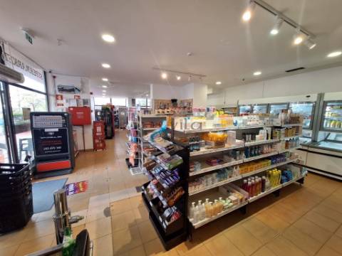 Loja Destinada a Comercio e Serviços no coração da Praia da Rocha