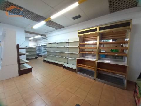 Loja Destinada a Comercio e Serviços no coração da Praia da Rocha