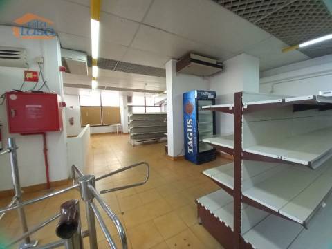 Loja Destinada a Comercio e Serviços no coração da Praia da Rocha