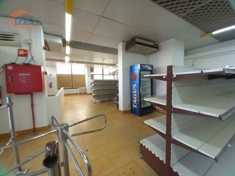 Loja Destinada a Comercio e Serviços no coração da Praia da Rocha