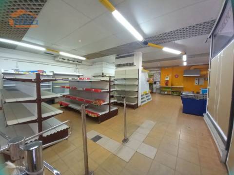 Loja Destinada a Comercio e Serviços no coração da Praia da Rocha