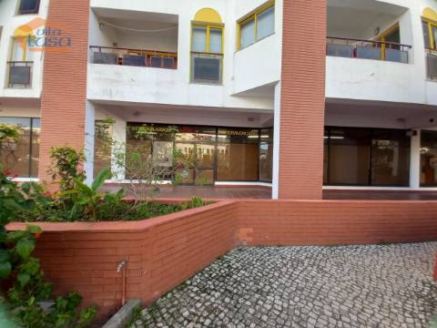 Loja Destinada a Comercio e Serviços no coração da Praia da Rocha