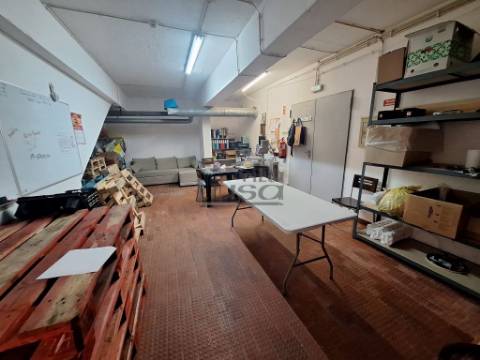 Loja Destinada a Comercio e Serviços no coração da Praia da Rocha