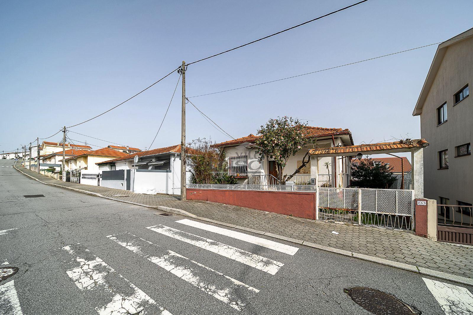 Moradia de 4 Frentes com Terreno  Arcos do Sardão | Oliveira do Douro