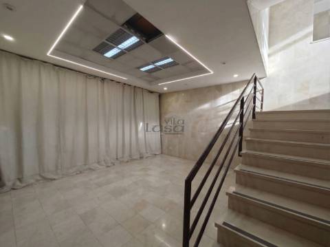 Espaço comercial com 451 m², localizado em Vilar de Andorinho, Vila Nova de Gaia,