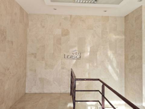 Espaço comercial com 451 m², localizado em Vilar de Andorinho, Vila Nova de Gaia,