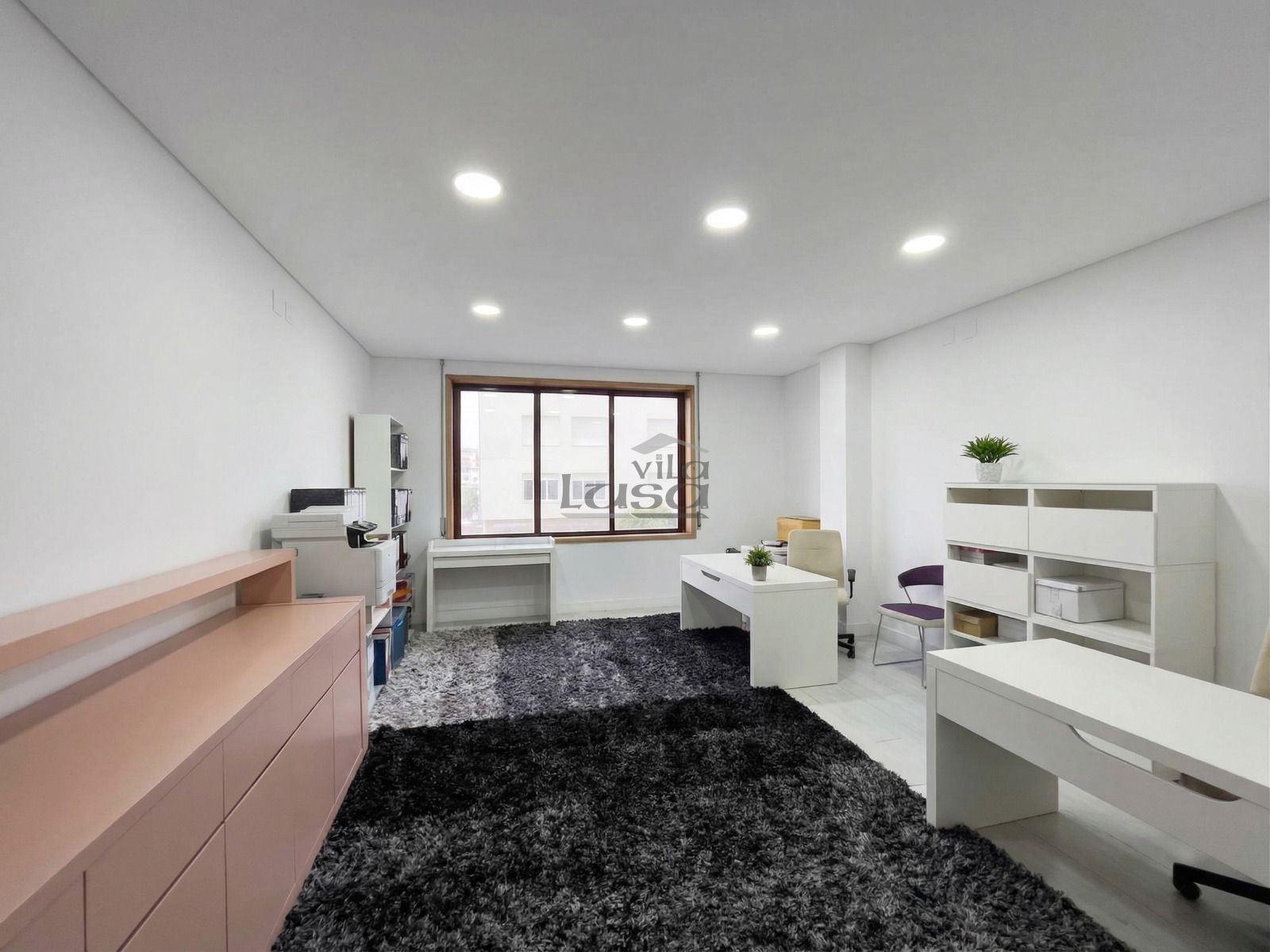 Espaço comercial com 451 m², localizado em Vilar de Andorinho, Vila Nova de Gaia,