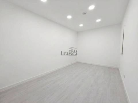 Espaço comercial com 451 m², localizado em Vilar de Andorinho, Vila Nova de Gaia,