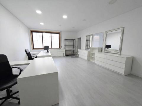Espaço comercial com 451 m², localizado em Vilar de Andorinho, Vila Nova de Gaia,
