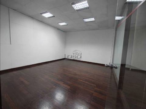 Espaço comercial com 451 m², localizado em Vilar de Andorinho, Vila Nova de Gaia,