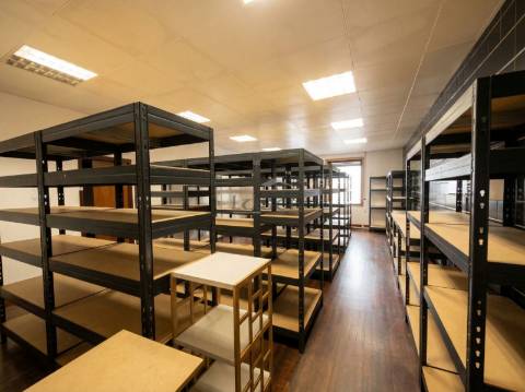 Espaço comercial com 451 m², localizado em Vilar de Andorinho, Vila Nova de Gaia,