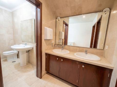 Espaço comercial com 451 m², localizado em Vilar de Andorinho, Vila Nova de Gaia,