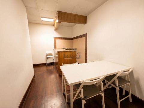 Espaço comercial com 451 m², localizado em Vilar de Andorinho, Vila Nova de Gaia,