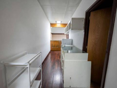 Espaço comercial com 451 m², localizado em Vilar de Andorinho, Vila Nova de Gaia,