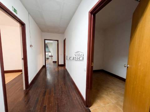 Espaço comercial com 451 m², localizado em Vilar de Andorinho, Vila Nova de Gaia,