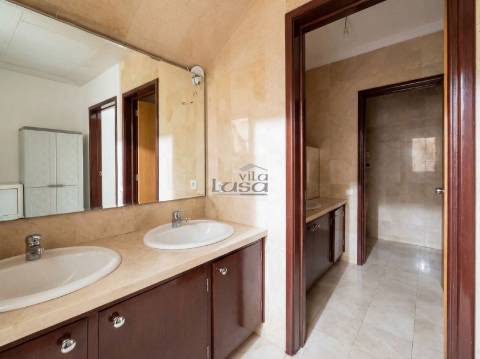 Espaço comercial com 451 m², localizado em Vilar de Andorinho, Vila Nova de Gaia,