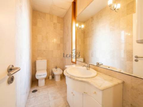 Espaço comercial com 451 m², localizado em Vilar de Andorinho, Vila Nova de Gaia,