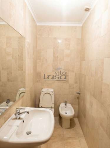 Espaço comercial com 451 m², localizado em Vilar de Andorinho, Vila Nova de Gaia,