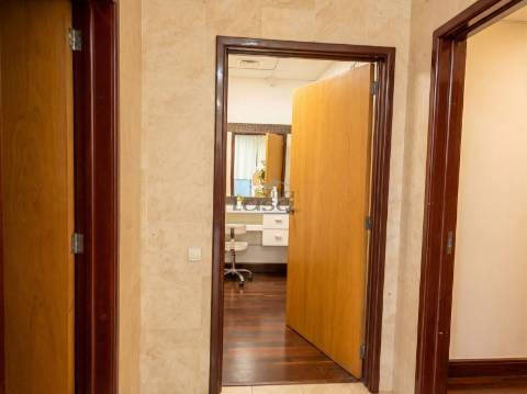 Espaço comercial com 451 m², localizado em Vilar de Andorinho, Vila Nova de Gaia,