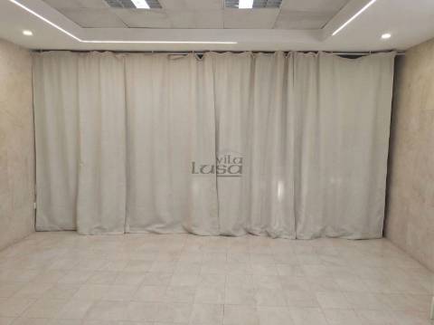 Espaço comercial com 451 m², localizado em Vilar de Andorinho, Vila Nova de Gaia,