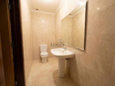 Espaço comercial com 451 m², localizado em Vilar de Andorinho, Vila Nova de Gaia,