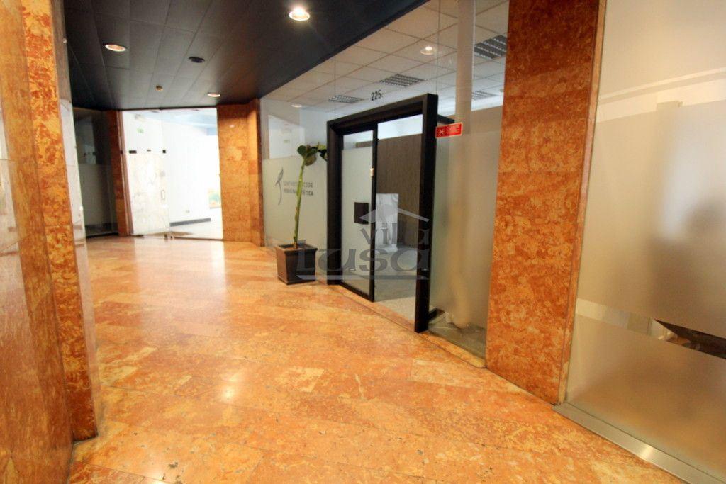 Loja no Centro Comercial Brasilia com vista para a Rua 