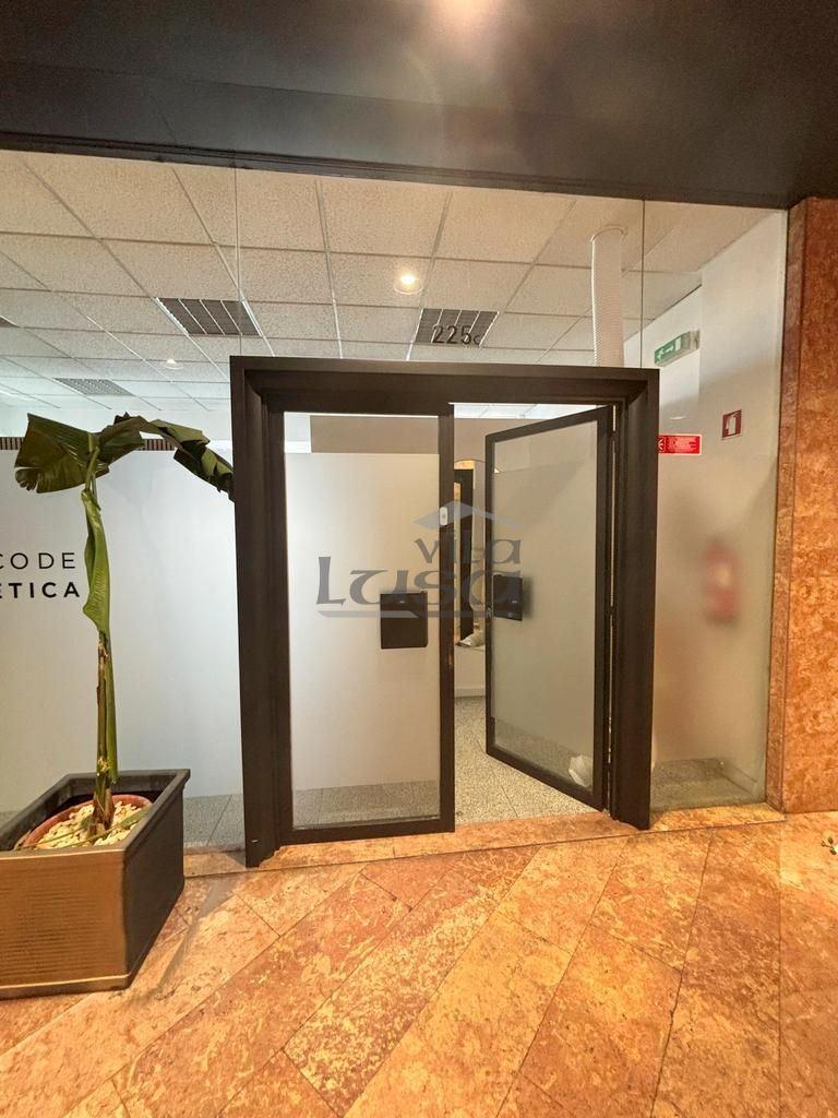 Loja no Centro Comercial Brasilia com vista para a Rua 