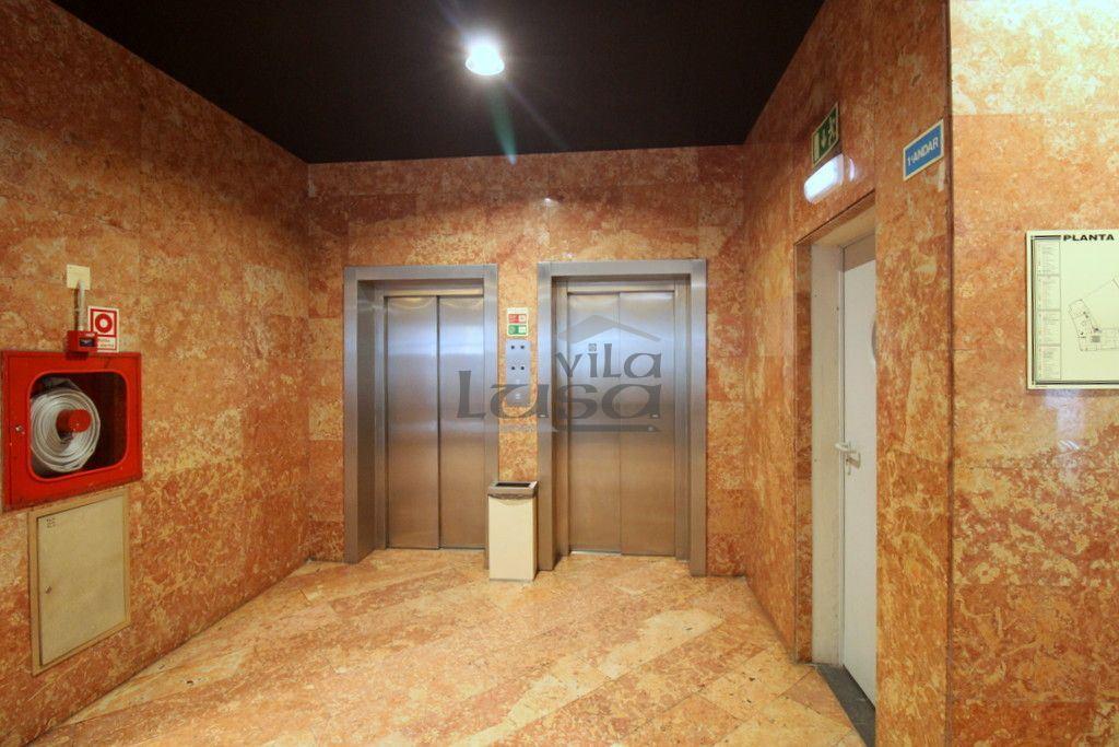 Loja no Centro Comercial Brasilia com vista para a Rua 