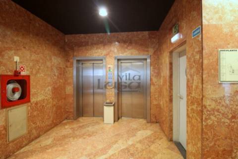 Loja no Centro Comercial Brasilia com vista para a Rua 