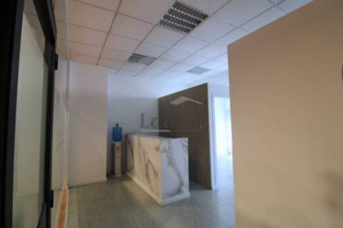 Loja no Centro Comercial Brasilia com vista para a Rua 