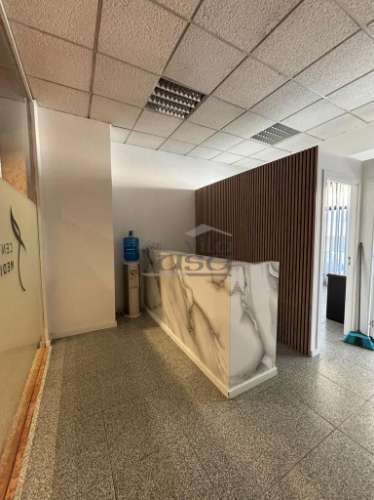 Loja no Centro Comercial Brasilia com vista para a Rua 