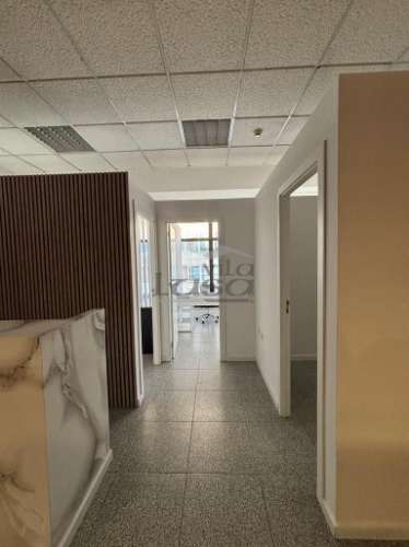 Loja no Centro Comercial Brasilia com vista para a Rua 