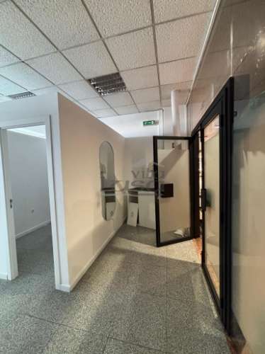 Loja no Centro Comercial Brasilia com vista para a Rua 