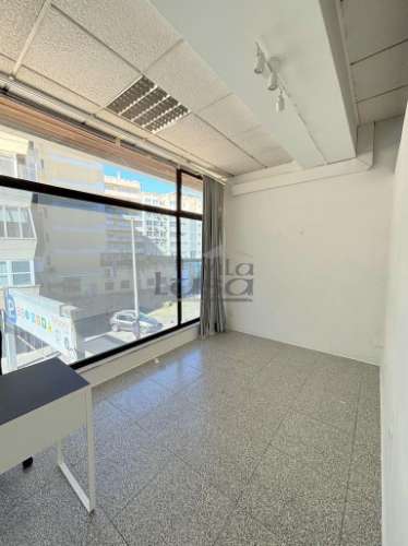 Loja no Centro Comercial Brasilia com vista para a Rua 