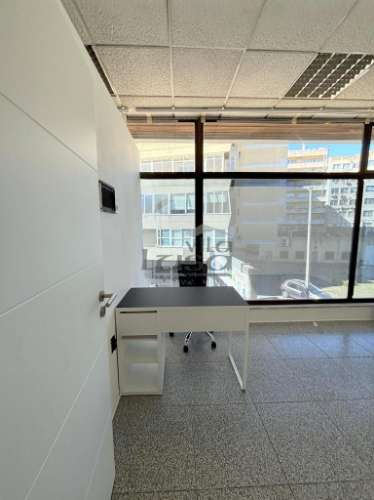 Loja no Centro Comercial Brasilia com vista para a Rua 