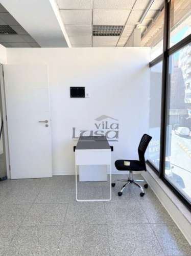 Loja no Centro Comercial Brasilia com vista para a Rua 