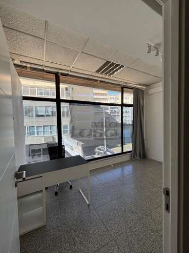 Loja no Centro Comercial Brasilia com vista para a Rua 